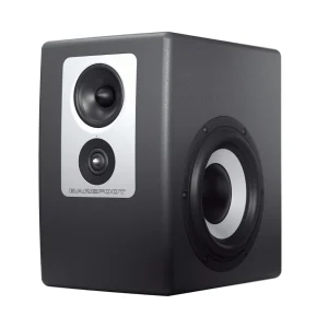 Barefoot Footprint01 Gen2 góc trái ba phần tư nền trắng: tấm bạc mid và tweeter, LED xanh, woofer cone sáng bên hông với surround đen và ốc bắt