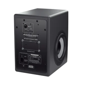 Barefoot Footprint01 Gen2 góc sau-phải: panel điều khiển đen với logo và cổng kết nối, thân thùng tối màu và woofer side-firing cone sáng với surround đen