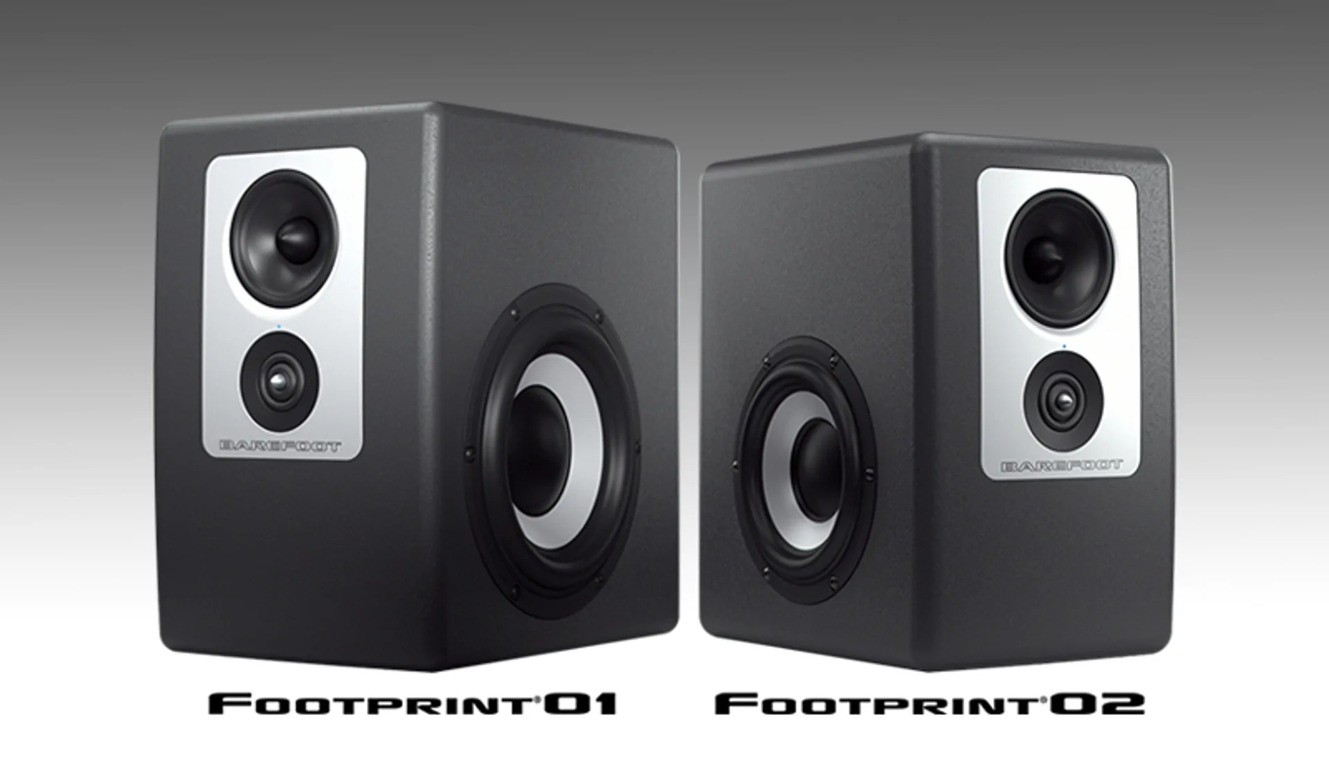 So sánh hai loa kiểm âm Barefoot: Footprint01 (trái) lớn hơn với plate bạc, mid, tweeter, woofer bắn ngang; Footprint02 (phải) nhỏ gọn hơn cùng ngôn ngữ thiết kế; chữ FOOTPRINT 01 và FOOTPRINT 02 phía dưới, nền xám gradient