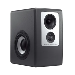 Barefoot Footprint02 Gen2 góc phải nền trắng: mặt trước với tấm bạc cụm mid/tweeter và woofer lớn bên trái khung hình, thùng tối màu bo tròn