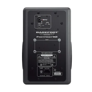 Mặt sau Barefoot Footprint02 Gen2: chữ BAREFOOT và FOOTPRINT 02, jack INPUT combo XLR/TRS, logo SPOC, núm LEVEL dB, cổng USB, MEME IN/THRU 3,5mm, vùng MOUNT bốn ốc, cảnh báo an toàn, công tắc và nguồn IEC 100-240V
