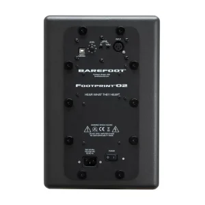 Mặt sau Barefoot Footprint02: tấm đen vít lục giác, logo BAREFOOT và chữ FOOTPRINT02, cổng USB Factory Calibration, núm LEVEL cách bước, jack MEME IN/THRU 3.5mm, đầu vào XLR cân bằng, cảnh báo điện, nguồn 100–230 VAC 320 VA max, ổ cắm IEC và công tắc nguồn, nền trắng