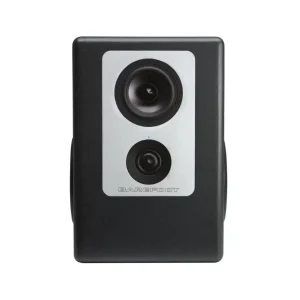 Barefoot Footprint02 mặt trước nền trắng: thùng đen mờ bo tròn, plate kim loại bạc gồm mid phía trên và tweeter dual-ring phía dưới, LED xanh giữa hai driver, logo BAREFOOT dập nổi; woofer bắn ngang lộ mép hai bên hông
