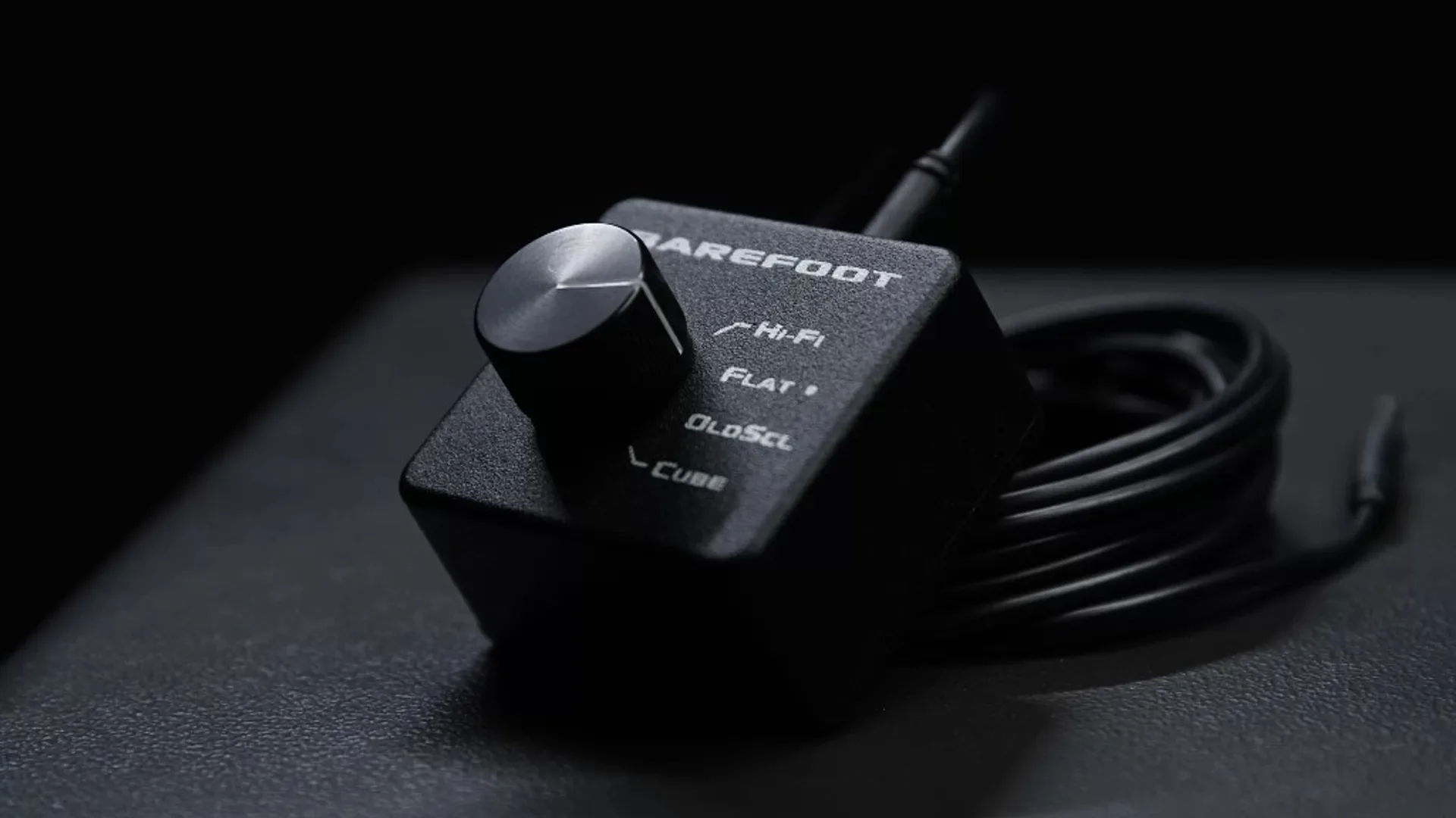 Remote có dây MEME của Barefoot: hộp vuông đen, chữ BAREFOOT trắng, núm xoay kim loại bạc, bốn chế độ Hi-Fi, FLAT (đang chọn), OldScl, Cube; dây đen cuộn, nền đen low-key