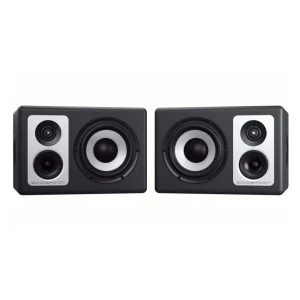 Cận cảnh mặt trước Barefoot Footprint03: tweeter trên tấm kim loại bạc, LED xanh giữa tweeter và mid, viền woofer cone sáng và ốc bắt loa, thùng vân nhám đen