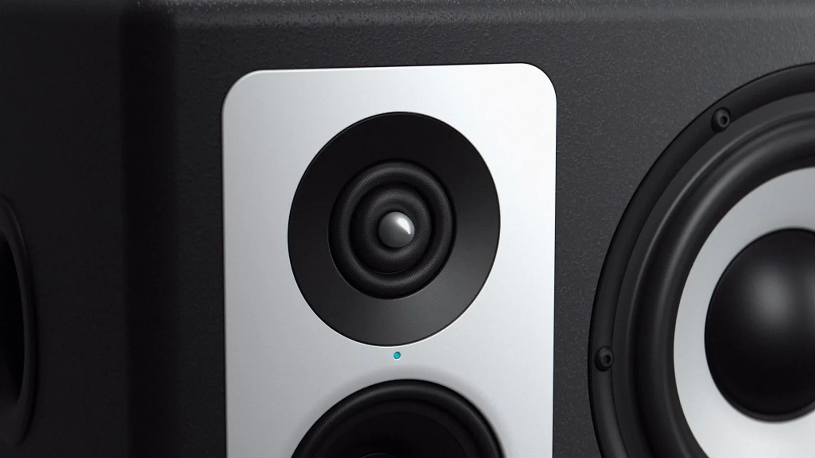Cặp Barefoot Footprint03 xếp ngang toàn khung: hai thùng tối màu, cụm driver bạc và woofer lớn đối xứng, nền trắng studio
