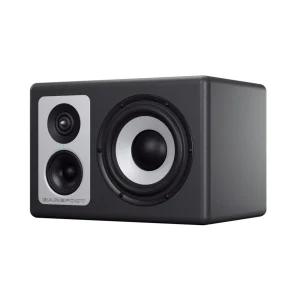 Barefoot Footprint03 một chiếc góc ba phần tư: thùng đen nhám, cụm tweeter/mid trên tấm bạc, woofer lớn, lỗ reflex tròn ở cạnh hông, nền gradient xám studio