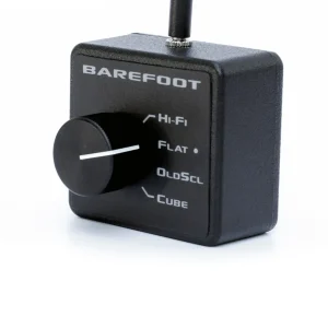Hộp điều khiển MEME Barefoot màu đen: chữ BAREFOOT trắng, núm xoay chọn FLAT / HI-FI / OLDSCL / CUBE, dây nối jack cắm trên đỉnh, nền trắng