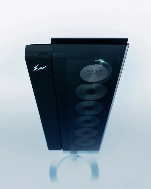 Beosystem 9000c Fragment Edition nhìn từ trên, logo tia sét Fragment, đĩa CD đang chạy và đèn LED xanh