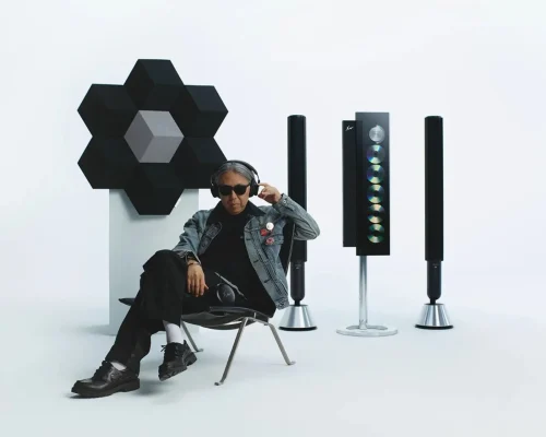 Hiroshi Fujiwara đeo tai nghe ngồi cạnh hệ thống Beosystem 9000c Fragment Edition, BeoLab và BeoShape