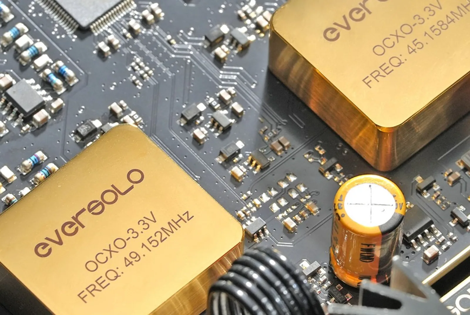 Nội thất Eversolo DMP-A10 với hai module OCXO mạ vàng 49,152 MHz và 45,1584 MHz của Eversolo