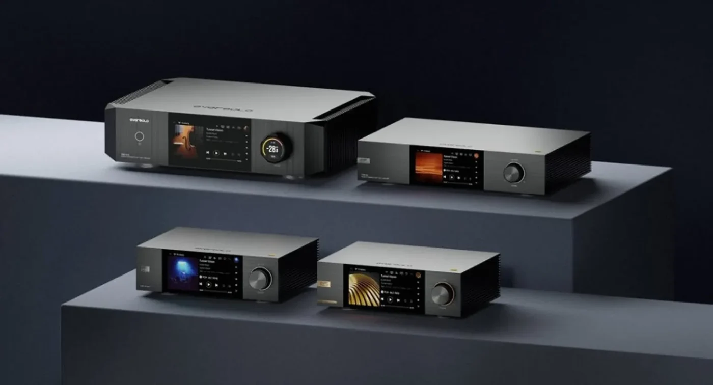 Bốn streamer Eversolo DMP-A10, DMP-A8, DMP-A6 Master Edition và DMP-A6 Gen 2 xếp trên bệ, màn hình cảm ứng và núm volume