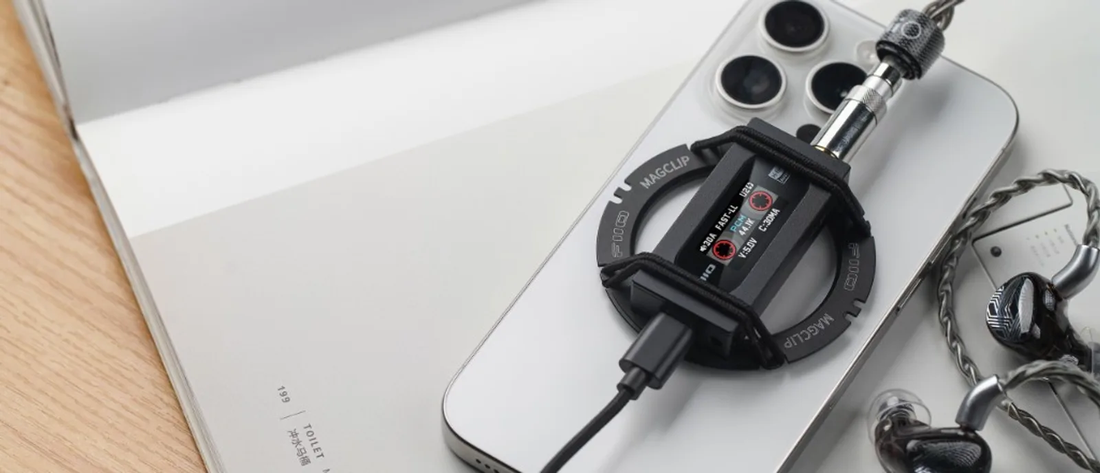 FiiO KA15 đen gắn sau iPhone bằng FiiO MagClip, cáp USB-C và tai nghe IEM, màn hình cassette PCM 44.1K