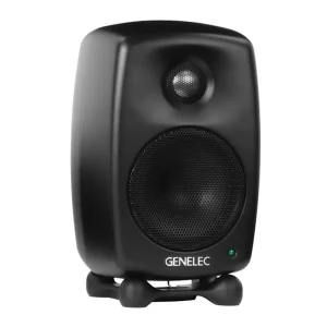 Genelec 8010A đen góc phải nền trắng: thùng MDE, mặt trước tweeter và woofer lưới, Iso-Pod, thể hiện chiều sâu