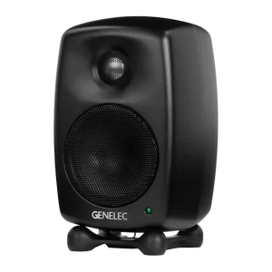Genelec 8010A đen góc trái xa: toàn thân bo tròn, grille đen, logo GENELEC, Iso-Pod, nền trắng