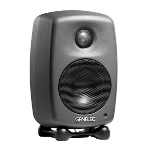 Genelec 8010A đen góc trước bên phải: plate driver và cạnh thùng cong, Iso-Pod, ảnh web sáng nền
