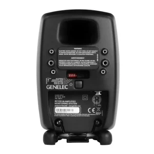 Mặt sau Genelec 8010A đen: cổng thoát hơi, sáu lỗ treo, DIP đỏ, nút nguồn, tem kỹ thuật GENELEC Finland, hốc XLR và nguồn, Iso-Pod, nền trắng