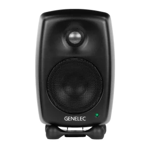 Genelec 8010A loa kiểm âm chủ động màu đen mặt trước nền trắng: thùng MDE bo tròn, tweeter và woofer lưới đen, chữ GENELEC trắng, LED xanh lá, chân Iso-Pod đen bốn chấm