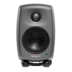 Genelec 8010A đen mờ mặt trước studio: tweeter trong waveguide, woofer lưới, logo GENELEC, LED, Iso-Pod, nền sáng