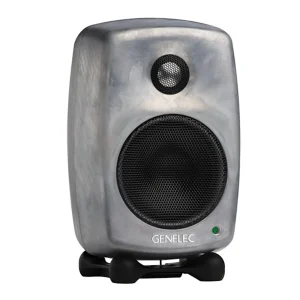 Genelec 8010A RAW góc phải: thân nhôm xám vân tự nhiên, tweeter và woofer lưới đen, logo GENELEC, Iso-Pod đen
