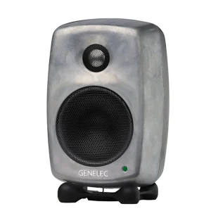 Genelec 8010A RAW góc trái: nhôm tái chế không sơn, grille đen, bo MDE, Iso-Pod, nền trắng