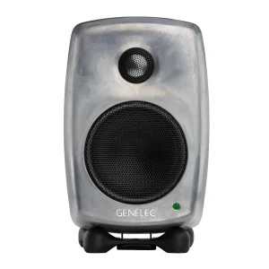 Genelec 8010A phiên bản RAW nhôm không sơn mặt trước: vân kim loại xám, tweeter và woofer lưới đen, chữ GENELEC sáng màu, LED xanh lá, Iso-Pod đen, nền trắng