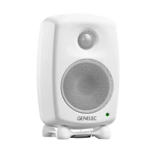 Genelec 8010A trắng góc ba phần tư nhẹ: thùng và Iso-Pod trắng, lưới driver trắng, logo GENELEC, ánh sáng đều