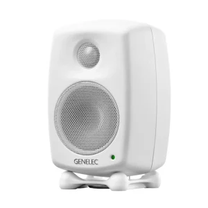 Genelec 8010A trắng nhìn nghiêng phải: bo cong MDE, grille trắng, Iso-Pod, nền sáng