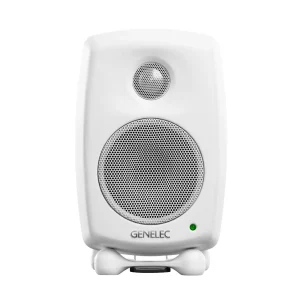 Genelec 8010A màu trắng mờ mặt trước: grille trắng, tweeter và woofer, logo GENELEC xám nhạt, LED xanh lá, Iso-Pod trắng, nền trắng