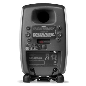 Mặt sau Genelec 8010A xám: cảnh báo điện, lỗ thông hơi, lỗ bắt ốc, DIP ISS/Sensitivity/Desktop/Bass tilt, logo GENELEC, tem 8010A bi-amplified, jack XLR, Iso-Pod