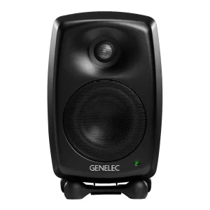 Genelec 8020D đen anthracite mặt trước trung tính: tweeter waveguide, woofer lưới, chữ GENELEC trắng, LED xanh lá, Iso-Pod đen, nền trắng
