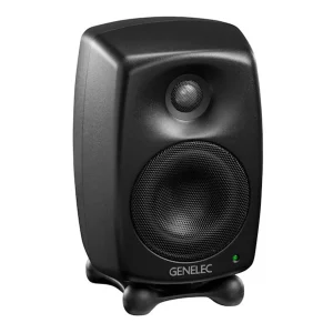 Genelec 8020D đen mặt sau ảnh vuông: cổng thoát hơi, DIP chỉnh phòng, núm sensitivity, tem 8020D bi-amplified, jack XLR Analog In, Iso-Pod, nền trắng