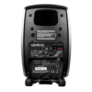 Genelec 8020D đen mờ ảnh vuông web: mặt trước grille, waveguide, logo GENELEC, Iso-Pod, nền studio