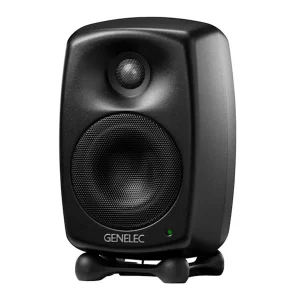 Genelec 8020D đen anthracite khung vuông catalog: thùng MDE, tweeter và woofer lưới đen, logo GENELEC trắng, LED xanh lá, Iso-Pod đen