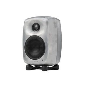 Genelec 8020D RAW góc trái: thân nhôm tái chế, lưới driver đen, bo MDE, Iso-Pod