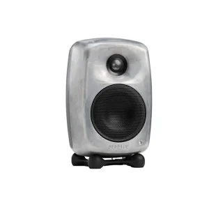 Genelec 8020D RAW mặt trước nghiêng: nhôm xám vân tự nhiên, tweeter waveguide, woofer lưới đen, Iso-Pod đen