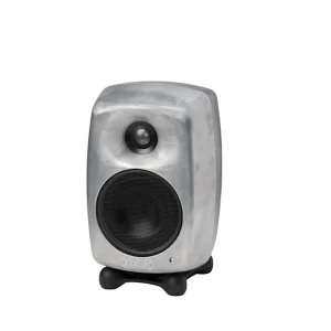 Genelec 8020D RAW nhôm không sơn: vân kim loại xám, tweeter và woofer lưới đen, logo GENELEC dập nổi, Iso-Pod đen, nền sáng
