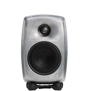 Genelec 8020D RAW mặt trước vuông 800px: nhôm thô xám, grille đen, logo GENELEC, LED, Iso-Pod đen, nền trắng