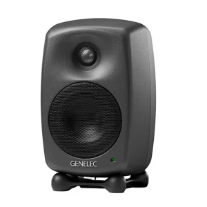 Genelec 8020D trắng góc ba phần tư nhẹ: thùng và Iso-Pod trắng, waveguide tweeter, woofer lưới, logo GENELEC