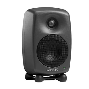 Genelec 8020D trắng nhìn nghiêng: bo cong MDE, plate driver trắng, Iso-Pod, ánh sáng đều