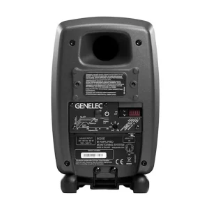 Genelec 8020D màu trắng Polar White mặt trước: thùng MDE bo tròn, tweeter và woofer lưới trắng, logo GENELEC xám nhạt, LED, Iso-Pod trắng, nền sáng studio
