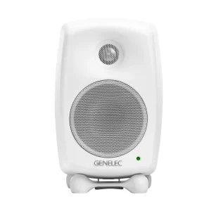 Genelec 8020D trắng mặt trước nền trắng: hai driver lưới trắng, logo GENELEC xám, LED xanh lá, Iso-Pod trắng