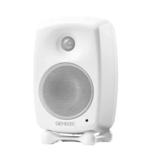 Genelec 8020D trắng góc trái: cạnh thùng cong, mặt trước tweeter và woofer, Iso-Pod trắng