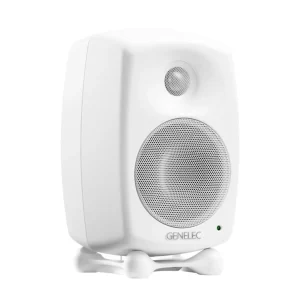 Genelec 8020D trắng góc phải: thùng MDE trắng, grille và Iso-Pod trắng, logo GENELEC