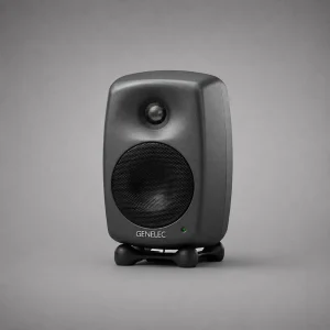 Genelec 8020D màu xám than mờ góc ba phần tư nền xám: MDE, tweeter và woofer lưới đen, logo GENELEC trắng, LED xanh lá, Iso-Pod đen, ánh sáng studio mềm