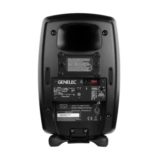 Mặt sau loa Genelec 8030C màu đen: cổng bass-reflex, công tắc nguồn, DIP chỉnh Bass Roll-off/Bass Tilt/Desktop/Treble Tilt, biểu đồ đáp tuyến in sẵn, núm Input dBu, jack nguồn IEC và XLR Analog In, Iso-Pod đen