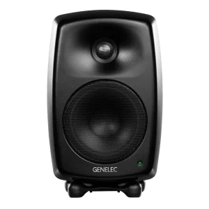 Genelec 8030C đen mặt trước trung tính ảnh vuông: tweeter DCW, woofer lưới đen, logo GENELEC trắng, LED xanh lá, Iso-Pod đen, nền trắng
