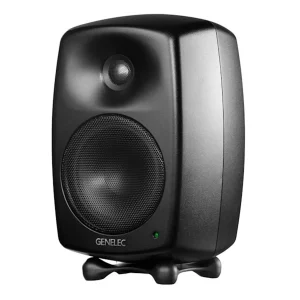 Genelec 8030C đen ảnh vuông catalog góc ba phần tư: MDE đen mờ, tweeter và woofer lưới, GENELEC trắng, LED xanh lá, Iso-Pod đen