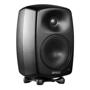 Genelec 8030C đen anthracite ảnh vuông catalog: thùng MDE bo tròn, tweeter trong waveguide DCW, woofer lưới đen, chữ GENELEC trắng, LED xanh lá, Iso-Pod đen, nền trắng