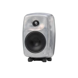 Genelec 8030C RAW góc trái: nhôm thô vân tự nhiên, grille đen, bo cong MDE, Iso-Pod đen, nền trắng